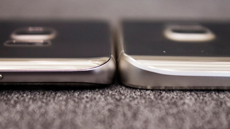 El Note 7 (a la izquierda), comparado con el Note 5 del año pasado. El frontal y la trasera mantienen una curva idéntica.